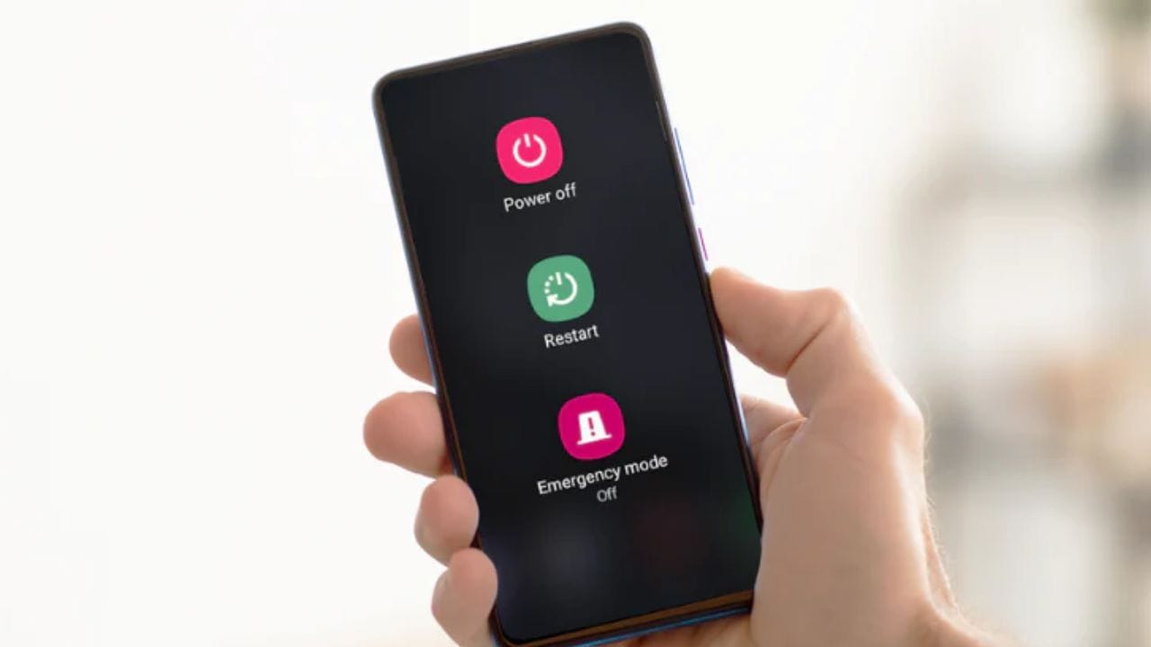 आठवड्यातून किमान एकदा फोन रिस्टार्ट करणे आवश्यक आहे. कारण फोन सतत चालू राहिल्यामुळे बॅकग्राउंडमध्ये अनेक ॲप्स आणि कॅशे मेमरी साठत राहते. रिस्टार्ट केल्यामुळे रॅम रिकामी होते आणि किरकोळ सॉफ्टवेअर बग्स निघून जातात आणि फोनचा वेग वाढतो.