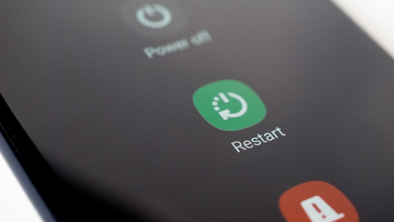 जेव्हा तुमचा फोन किंवा लॅपटॉप बराच काळ चालू राहतो तेव्हा त्यात अनेक तात्पुरत्या फाइल्स रॅममध्ये जमा होतात. तसेच या काळात अनेक अॅप्स बॅकग्राउंडमध्ये चालू राहतात, ज्यामुळे सिस्टमवर अधिक ताण येतो.