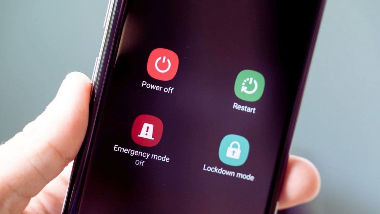 तुमचा मोबाईल किंवा लॅपटॉप सतत चालू असेल तर तो हळूहळू स्लो होऊ शकतो. तसेच त्यातील अॅप्स क्रॅश होऊ लागतात, लॅगच्या समस्या उद्भवतात आणि कधीकधी सुरक्षा धोके देखील वाढतात.