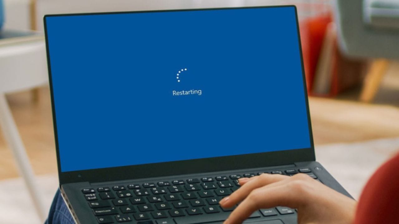 आठवड्यातून किमान दोन ते तीन वेळा लॅपटॉप पूर्णपणे रिस्टार्ट किंवा शटडाउन करावा. कारण बहुतेक लोक लॅपटॉप वापरून झाल्यावर फक्त त्याची स्क्रीन बंद करतात. स्लीप मोडमध्ये लॅपटॉप पूर्णपणे बंद होत नाही. रिस्टार्ट केल्यामुळे सिस्टममधील अपडेट्स इन्स्टॉल होतात आणि मेमरी लिक्स थांबतात.