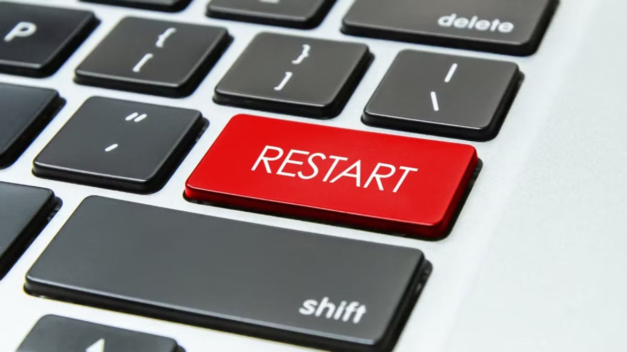 वरील समस्यांमुळे तज्ज्ञ तुमचा फोन आणि लॅपटॉप रीस्टार्ट करण्याचा सल्ला देतात. रीस्टार्ट करणे म्हणजे तुमच्या डिव्हाइससाठी दीर्घ श्वास घेण्यासारखे आहे. यामुळे फोन आणि लॅपटॉप पुन्हा सुरळीतपणे कार्य करतात.