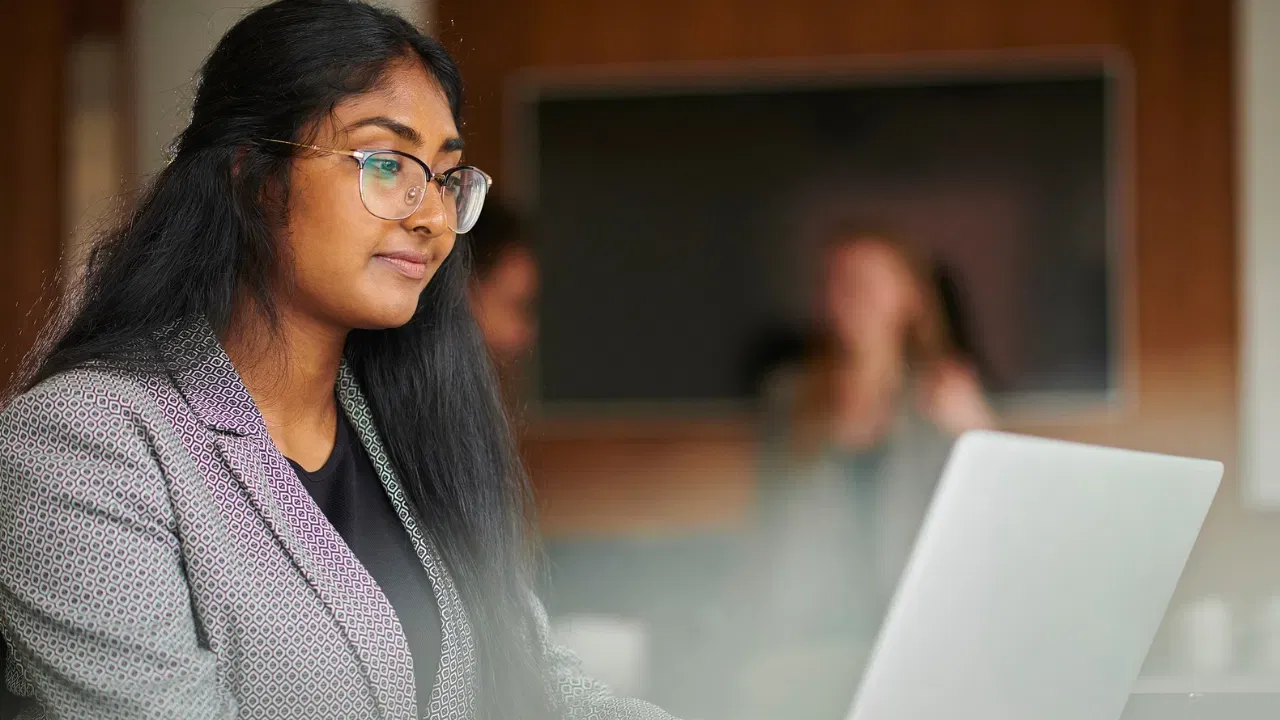 सतत शिकत रहा : श्रीमंत लोक कधीही शिकणे थांबवत नाहीत. ते दररोज किमान 30 मिनिटे पुस्तके वाचतात किंवा नवीन कौशल्ये शिकतात. ज्ञान हेच संपत्ती वाढवण्याचे सर्वात मोठे साधन आहे, असे ते मानतात.