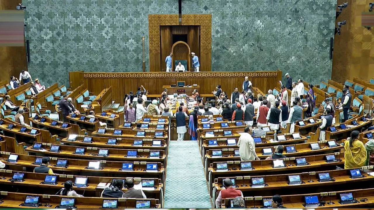 बॉस गेला उडत... घरी गेल्यावर आता बॉसचा मेल आणि फोन उचलणं बंधनकारक नाही, नवं विधेयक संसदेत सादर; काय आहे त्यात? बॉस गेला उडत... घरी गेल्यावर आता बॉसचा मेल आणि फोन उचलणं बंधनकारक नाही, नवं विधेयक संसदेत सादर; काय आहे त्यात?