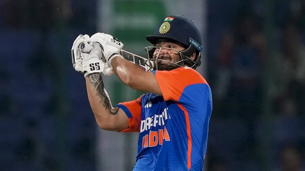 रिंकु सिंहला संघातून वगळल्याने भारतीय चाहत्यांनी नाराजी व्यक्त केली आहे. कारण रिंकु सिंह टी20 क्रिकेटमध्ये फिनिशरची भूमिका बजावतो. त्याचा स्ट्राईक रेट 160हून अधिक आहे. असं असूनही त्याला वगळण्यात आलं आहे.  (Photo- PTI)