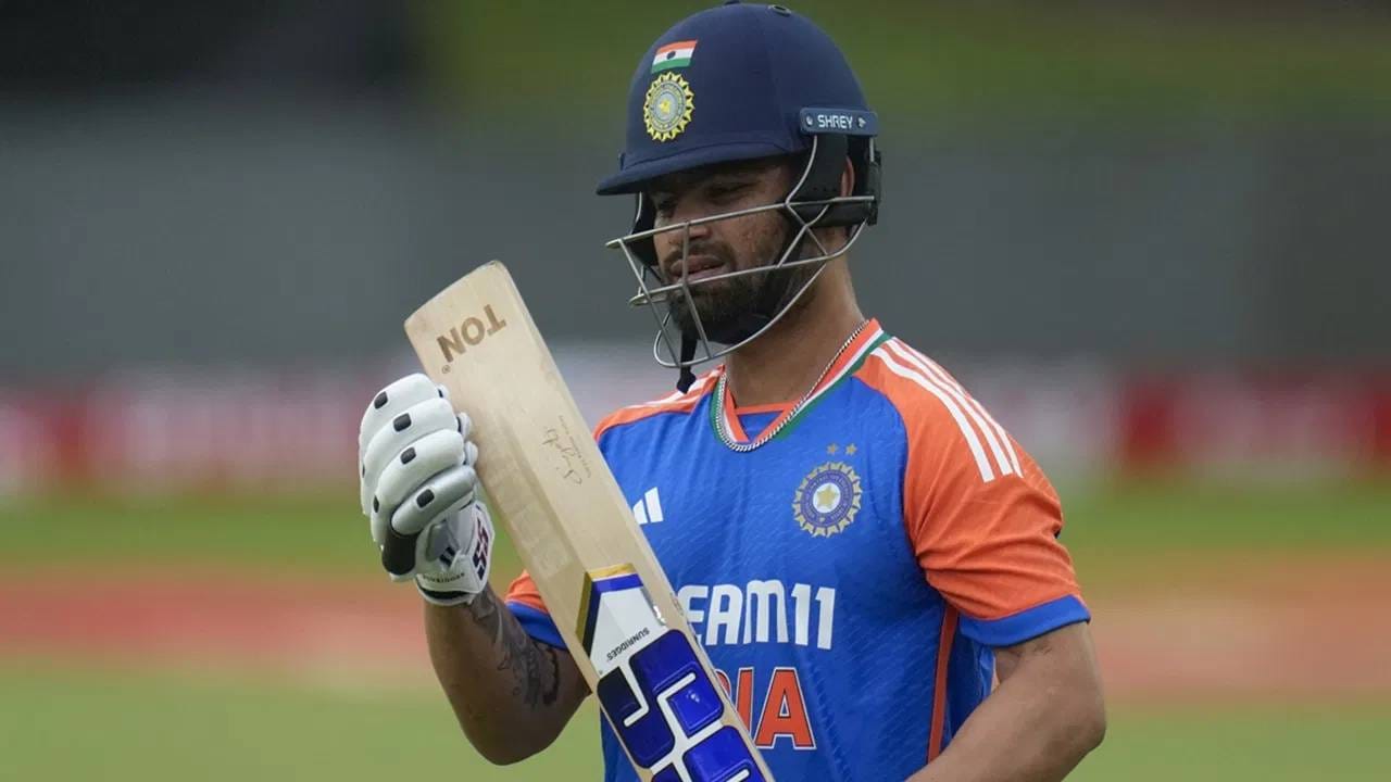 दक्षिण अफ्रिकेविरुद्धच्या टी20 मालिकेसाठी टीम इंडियाची घोषणा करण्यात आली आहे. पण या संघात रिंकु सिंहला काही स्थान मिळालं नाही. पण रिंकु सिंहला संघातून वगळण्याचं अधिकृत कारण काही समोर आलेलं नाही. काही रिपोर्टनुसार संघातून वगळ्याचं वेगवेगळी कारणं समोर आली आहेत. (Photo- PTI)