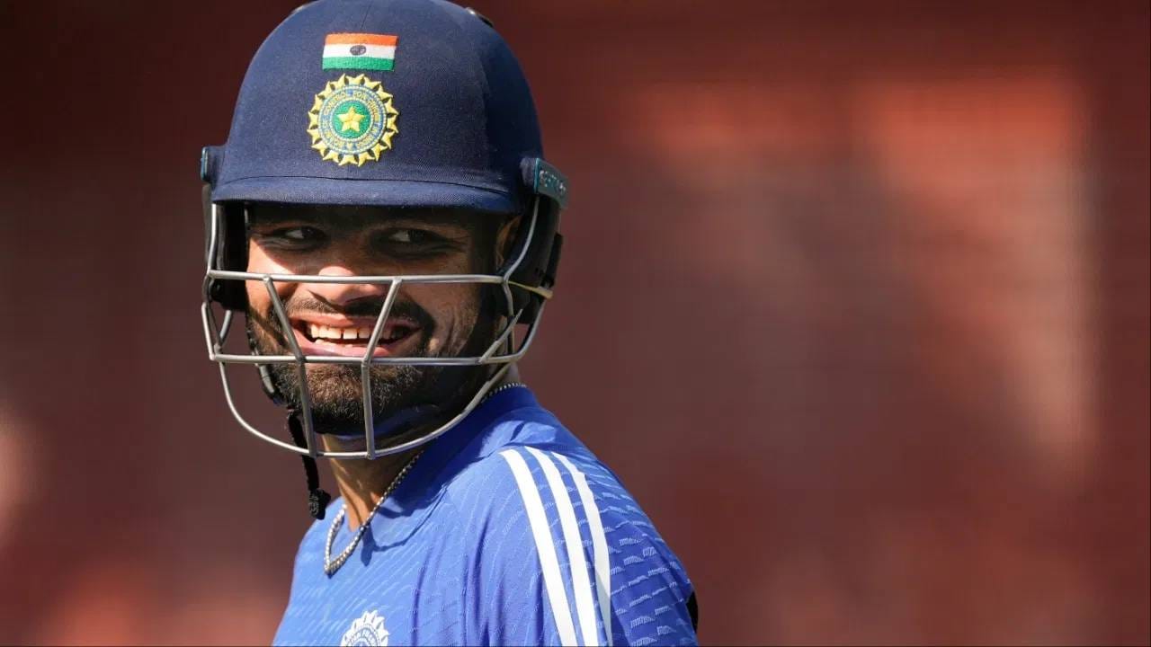 रिंकु सिंहने या स्पर्धेत सलग तिसऱ्यांदा 50हून अधिक धावा ठोकल्या आहेत. यापूर्वी चंदीगडविरुद्ध नाबाद 106 दााव केल्या होत्या. हैदराबादविरुद्ध 67 धावांची खेळी केली होती.  (Photo: PTI)