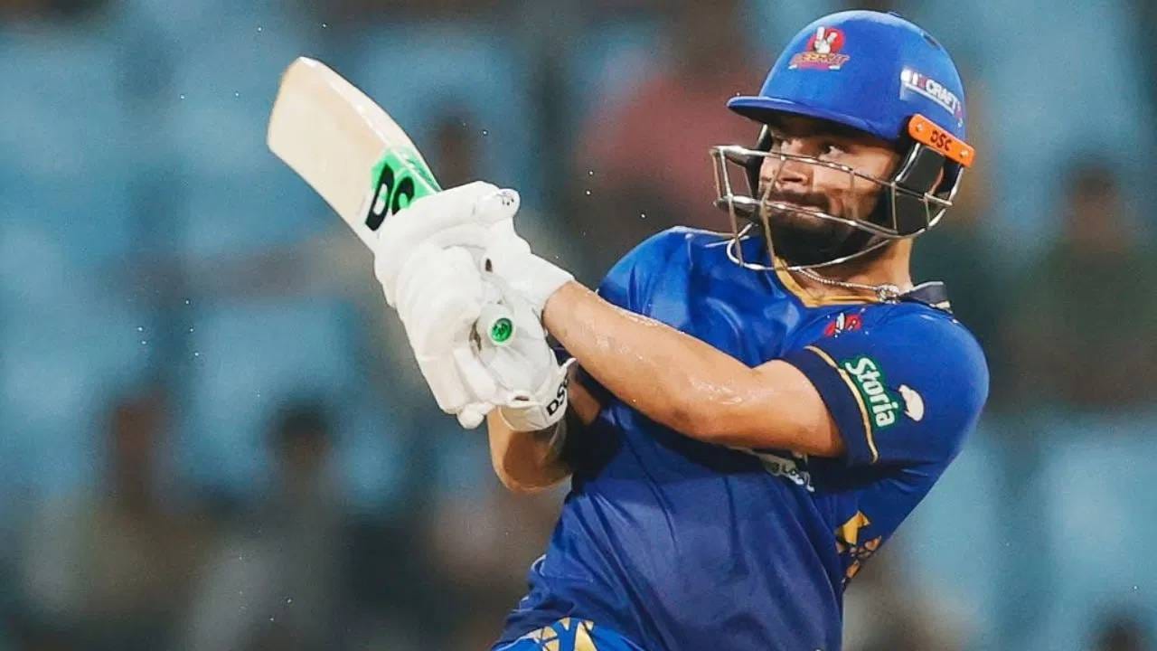 विजय हजारे ट्रॉफीत रिंकु सिंह उत्तर प्रदेश संघाकडून खेळत आहे. तिसऱ्या सामन्यातही रिंकु सिंहने कमाल केली. त्याने बडोद्याविरुद्धच्या सामन्यात 67 चेंडूत 63 धावा केल्या. यात त्याने 3 षटकार आणि 2 चौकार मारले. (Photo-Screenshot/Instagram)