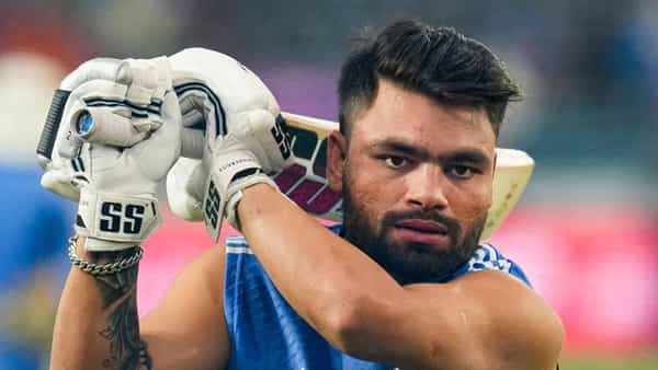 विजय हजारे ट्रॉफीत दिग्गज खेळाडूंनी आपला चमकदार खेळ दाखवला. रोहित शर्मा आणि विराट कोहलीने आपल्या खेळीने लक्ष वेधून घेतलं. दुसरीकडे, रिंकु सिंहने देखील फॉर्मात असल्याचं दाखवून दिलं. रिंकु सिंहची टी20 वर्ल्डकप संघात निवड झाली आहे. पण प्लेइंग 11 मध्ये जागा मिळवणं कठीण आहे. पण सध्याचा त्याचा खेळ पाहता त्याला जागा मिळण्याची अपेक्षा वाढली आहे. (Photo: PTI)