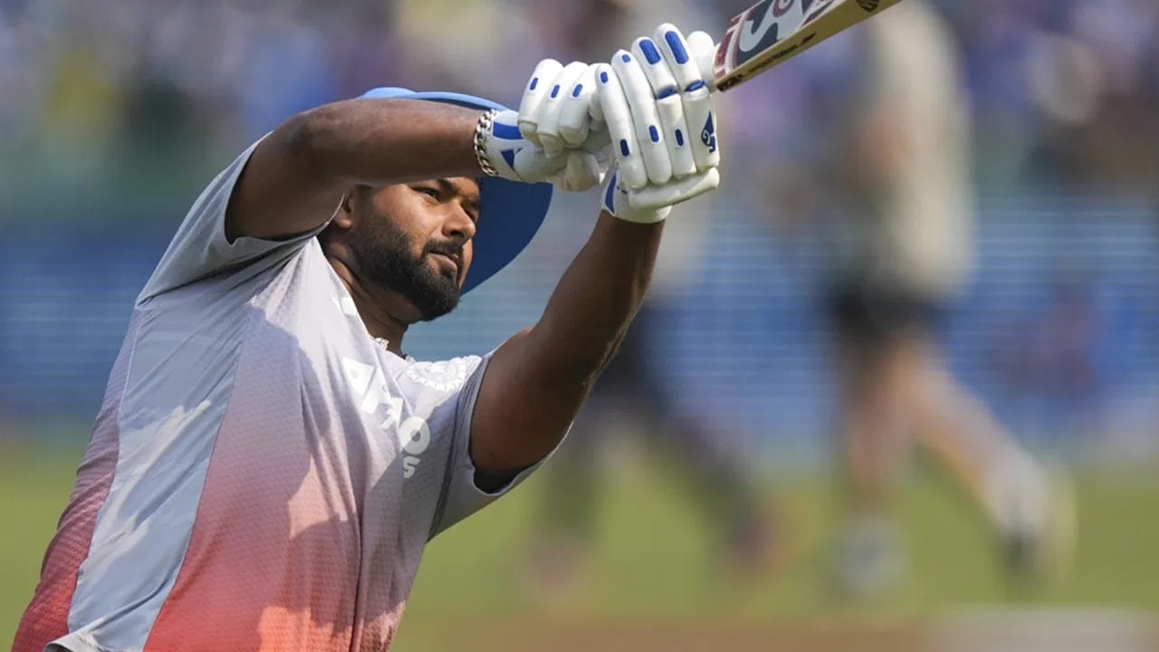 कसोटी क्रिकेटमध्ये 2025 या वर्षात सर्वाधिक षटकारांचा विक्रम हा ऋषभ पंत याच्या नावावर आहे. पंतने 7 सामन्यांमध्ये तब्बल 26 षटकार लगावले. तर शुबमन गिल याच्या नावावर 15 षटकारांची नोंद आहे. (Photo Credit : PTI)