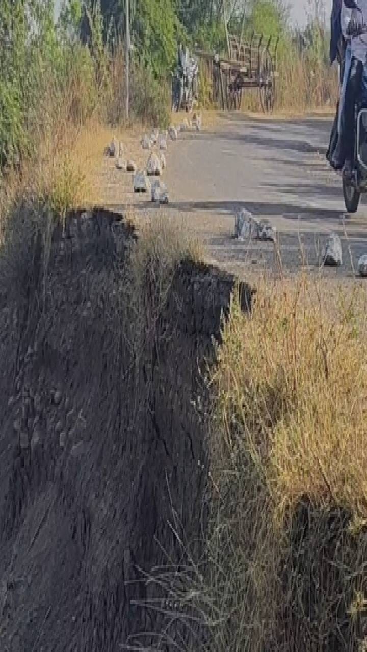 रस्त्याचा कडा खचल्याने अपघाताचा धोका