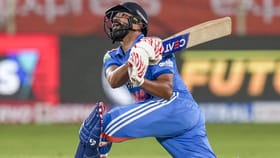 वनडे, टी 20i-टेस्ट तिन्ही फॉर्मेटमध्ये सर्वाधिक सिक्स लगावणारे फलंदाज.