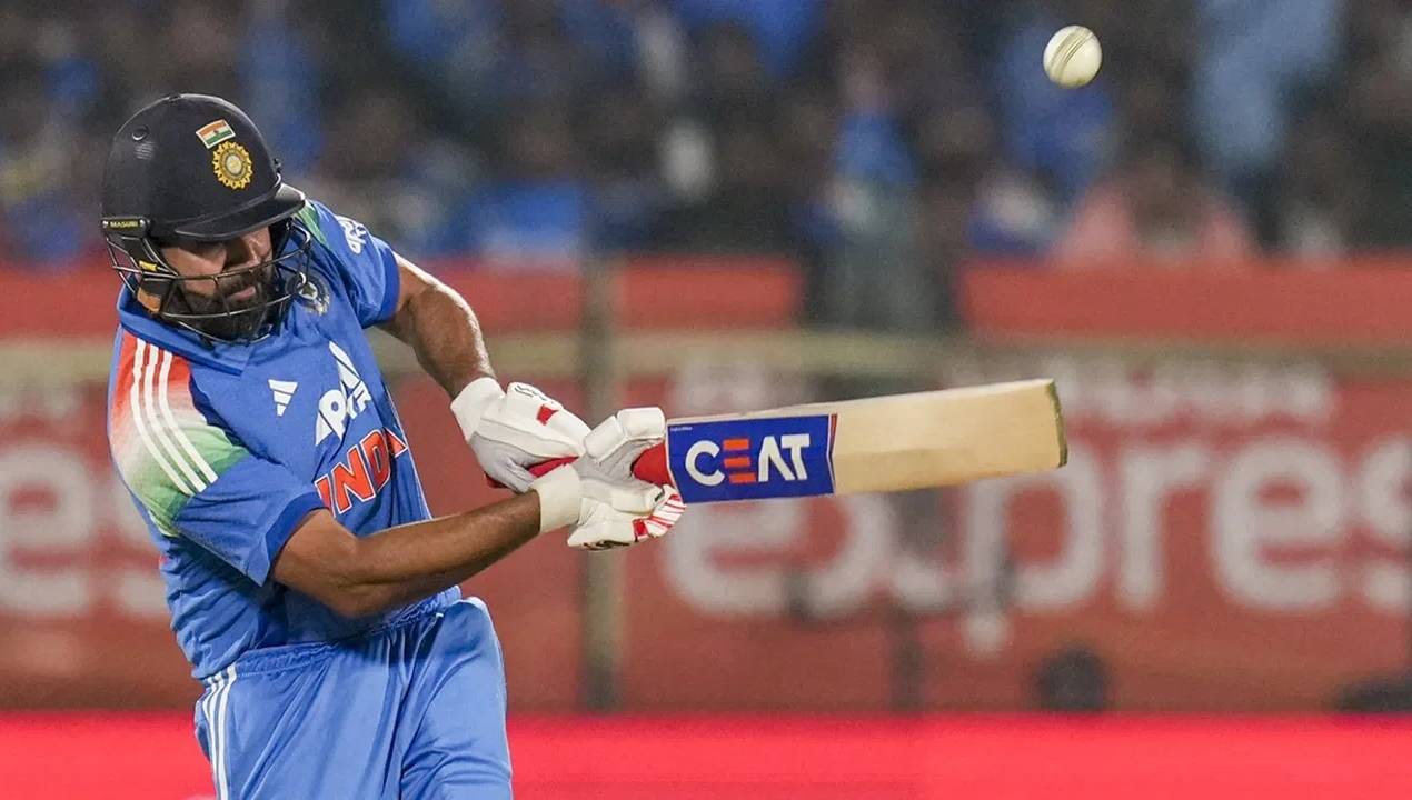 भारतीय पुरूष क्रिकेट संघ वनडे आणि टी20 क्रमवारीत पहिल्या स्थानावर आहे. तर कसोटीत ऑस्ट्रेलियाने पहिलं स्थान पटकावलं आहे. या वर्षात ऑस्ट्रेलियाने कसोटीत चांगली कामगिरी केल्याने हे फळ मिळालं आहे. (PC-PTI)