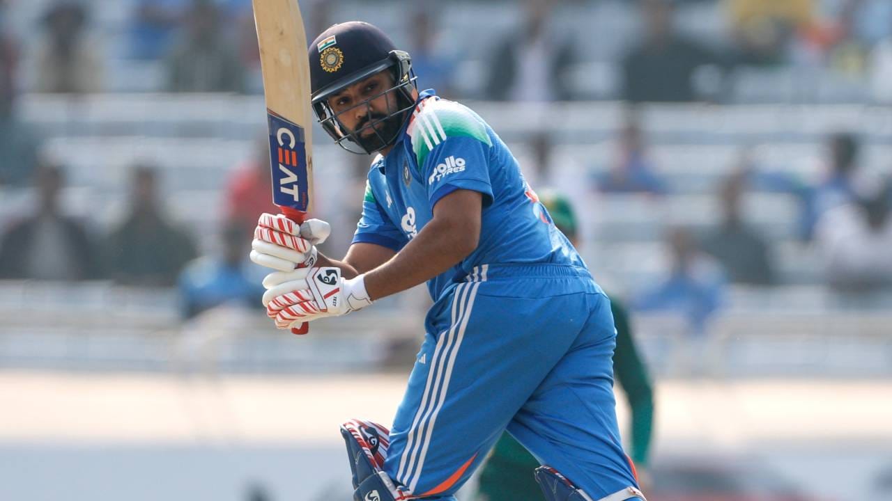 टीम इंडिया पुढील वनडे मालिका न्यूझीलंडविरुद्ध खेळणार आहे. ही मालिका जानेवारी 2026 मध्ये खेळली जाईल. त्यानंतर रोहित शर्मा आता चार पाच महिन्यांनी आंतरराष्ट्रीय वनडे मालिका खेळताना दिसणार आहे. (फोटो- बीसीसीआय ट्वीटर)