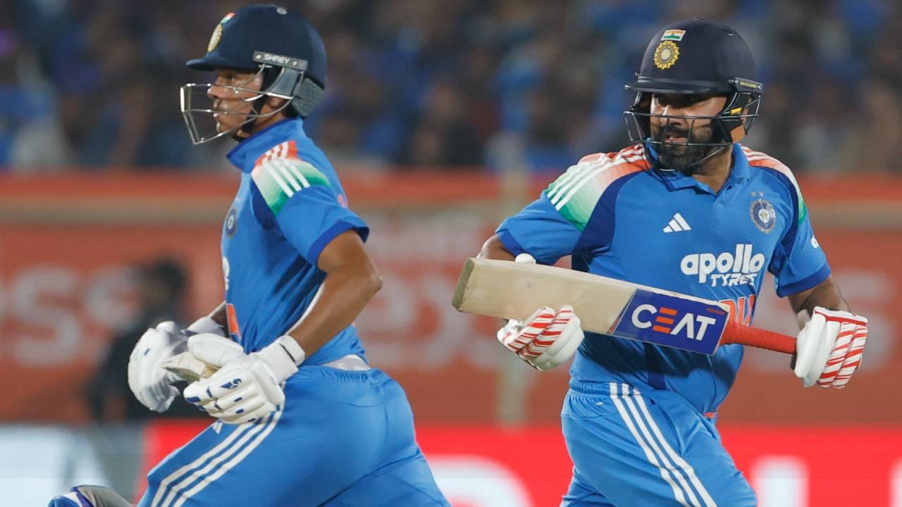 तिसऱ्या वनडे सामन्यात रोहित शर्माने सावध खेळी केली. त्याने 73 चेंडूत 7 चौकार आणि 3 षटकार मारत 75 धावांची खेळी केली. या खेळीसह रोहित शर्माने एक विक्रम आपल्या नावावर केला आहे. सचिन तेंडुलकर आणि विराट कोहलीच्या पंगतीत बसला आहे. (फोटो- बीसीसीआय ट्वीटर)