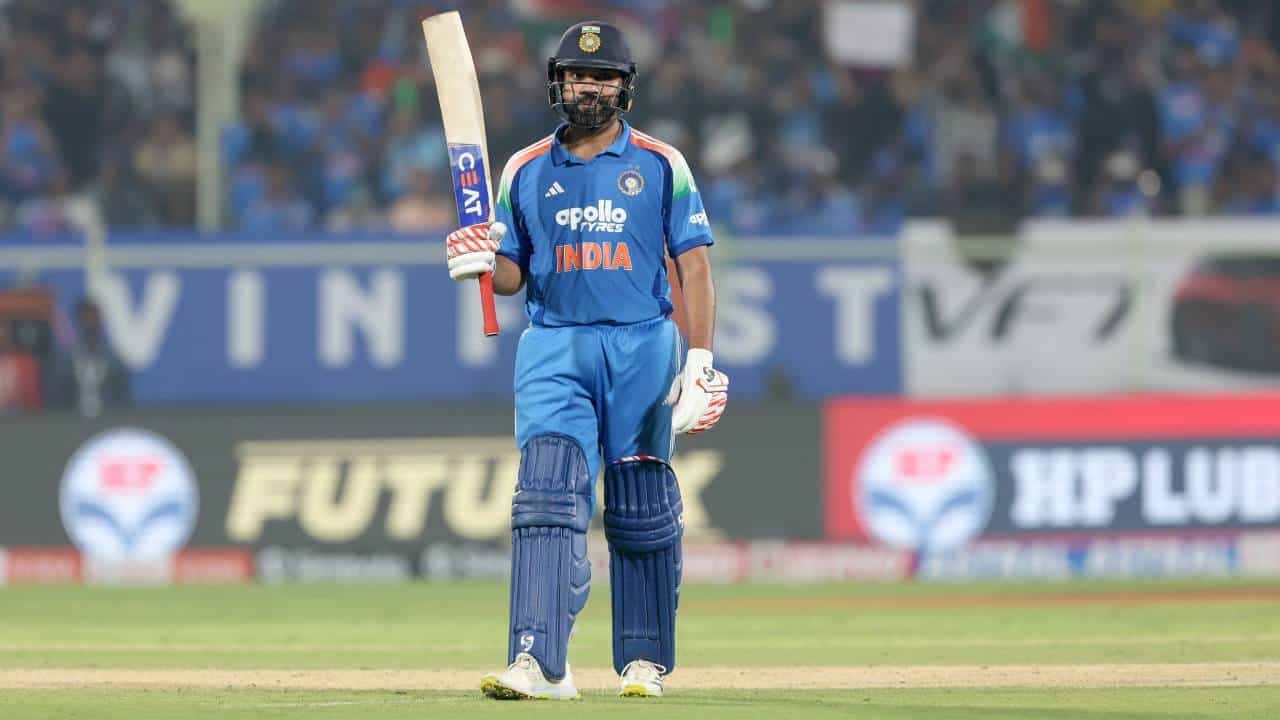 दक्षिण अफ्रिकेविरूद्धच्या तिसर्या वनडे सामन्यात नाणेफेक जिंकली आणि प्रथम गोलंदाजी स्वीकारली. दक्षिण अफ्रिकेने विजयासाठी 271 धावांचं आव्हान दिलं होतं. हे आव्हान भारताने एक गडी गमवून पूर्ण केलं. यासह भारताने ही वनडे मालिका खिशात घातली. (फोटो- बीसीसीआय ट्वीटर)
