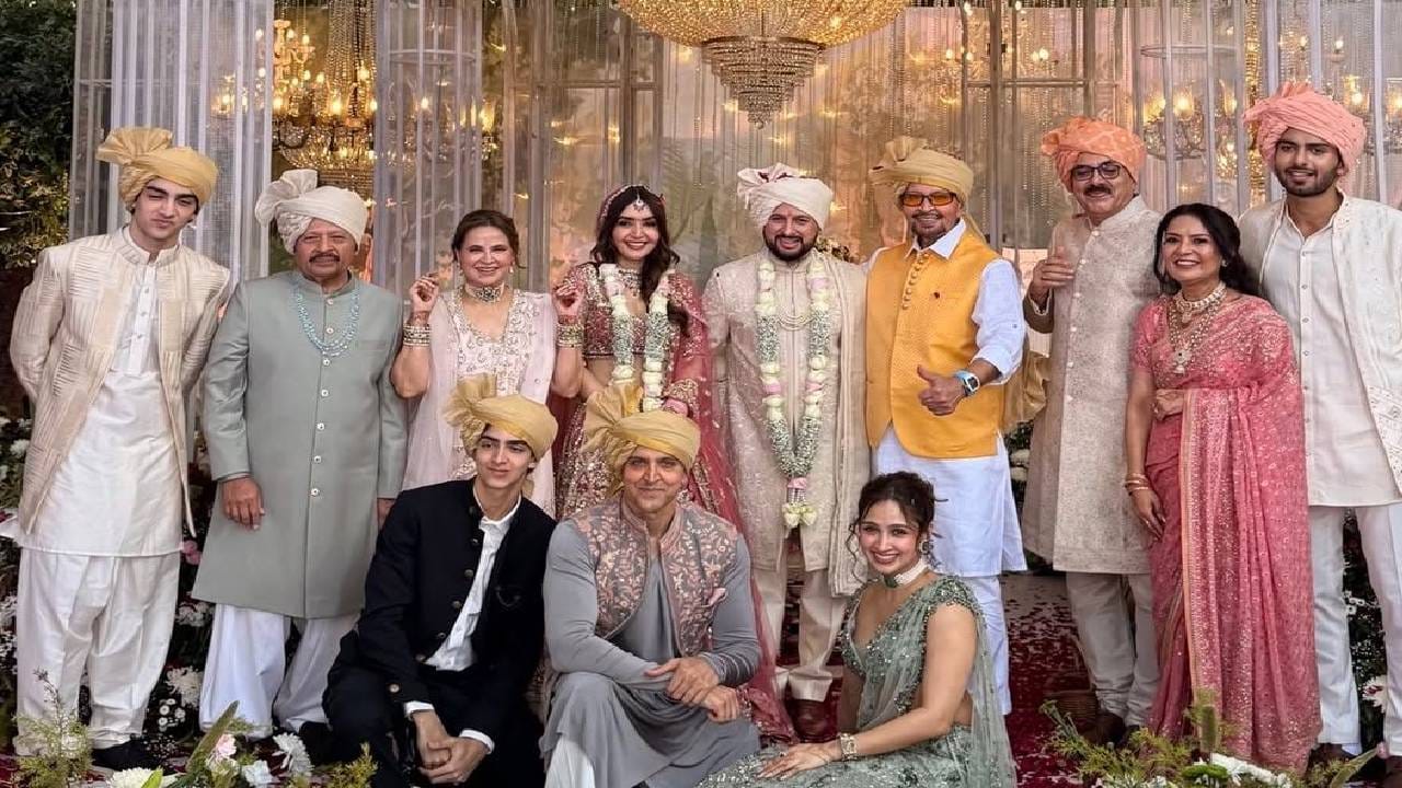 बॉलिवूड इंडस्ट्रीतील रोशन कुटुंबात सध्या जल्लोषाचं वातावरण आहे. कारण अभिनेता हृतिक रोशनचा चुलत भाऊ ईशान रोशनने नुकतंच ऐश्वर्या सिंहशी लग्न केलंय. 23 डिसेंबर रोजी हा लग्नसोहळा पार पडला. या लग्नाचे विविध व्हिडीओ सध्या सोशल मीडियावर व्हायरल होत आहेत. 
