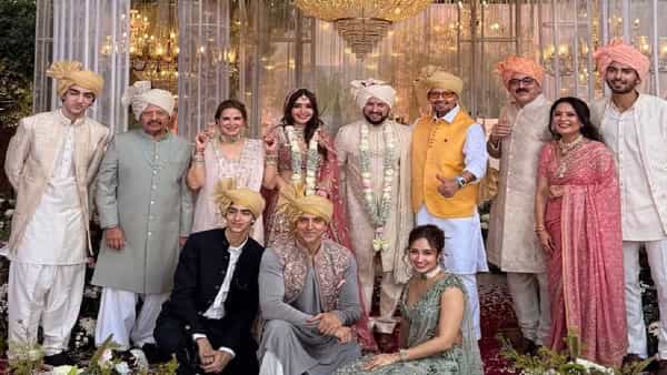बॉलिवूड इंडस्ट्रीतील रोशन कुटुंबात सध्या जल्लोषाचं वातावरण आहे. कारण अभिनेता हृतिक रोशनचा चुलत भाऊ ईशान रोशनने नुकतंच ऐश्वर्या सिंहशी लग्न केलंय. 23 डिसेंबर रोजी हा लग्नसोहळा पार पडला. या लग्नाचे विविध व्हिडीओ सध्या सोशल मीडियावर व्हायरल होत आहेत.