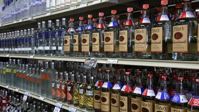 भारतीयांना लागलं येड... 10 महिन्यात उडवला 520 टन लिकरचा धुव्वा