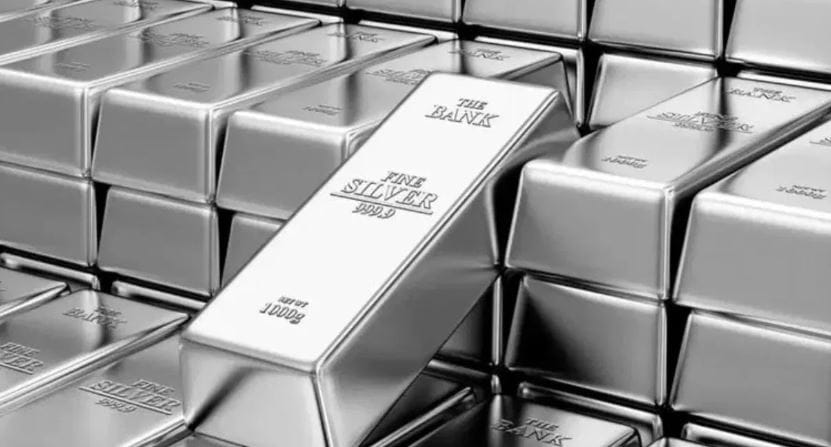 गेल्या काही दिवसांपासून सोने आणि चांदीचा दर चांगलाच वाढत आहे. हे दोन्ही मौल्यवान धातू वेगवेगळ्या कारणांमुळे चांगलेच चकाकताना दिसत आहेत. दरम्यान, आता चांदीचा भाव धाडकन खाली घसरला आहे. मिळालेल्या माहितीनुसार चांदी तब्बल 21 हजार रुपयांनी स्वस्त झाली आहे.