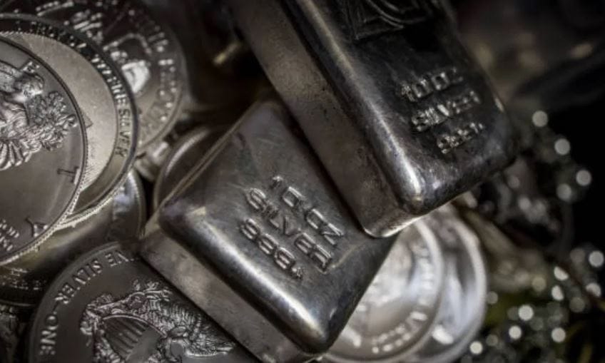 देशातील वायदा बाजार मल्टी कमोडिटी एक्स्चेंजवर काही तासांतच सोन्याचा भाव 21 हजार रुपयांनी घसरला आहे. सकाळी बाजार चालू झाल्यानंतर काही मिनिटांत चांदीचा भाव 14 हजार रुपयांनी वाढला होता. त्यानंतर हा भाव 2.50 लाख रुपये प्रति किलोच्याही पुढे जाऊन नवा उच्चांक स्थापित झाला होता. 