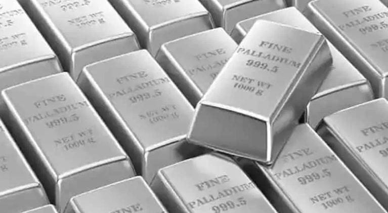 चांदीने नवा उच्चांक गाठल्यानंतर मात्र लोकांनी विक्रीला सुरुवात केली. परिणामी चांदीचा भाव साधारण 21 हजार रुपयांपर्यंत खाली आला. प्रॉफिट बुकिंच्या मानसिकतेमुळे चांदीमध्ये घसरण झाल्याचे सांगितले जात आहे. सोबतच सध्या रशिया आणि युक्रेन यांच्यातील युद्ध थांबवण्याची शक्यता व्यक्त केली जात आहे.