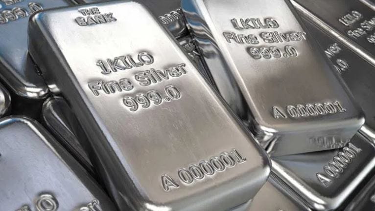 सकाळी 9 वाजून 2 मिनिटांनी चांदीचा भाव 2,54,174 रुपयांवर पोहोचला होता. त्यानंतर साधारण 12 वाजून 20 मिनिटांनी चांदीच्या भावात 21,054  रुपयांची घसरण झाली. या घसरणीसह चांदीचा भाव 2,33,120 रुपये प्रति किलोपर्यंत पोहोचला.  दुपारी 1 वाजून 55 मिनिटांपर्यंत चांदीचा भाव 2,37,153 रुपये प्रति किलोवर पोहोचला होता.