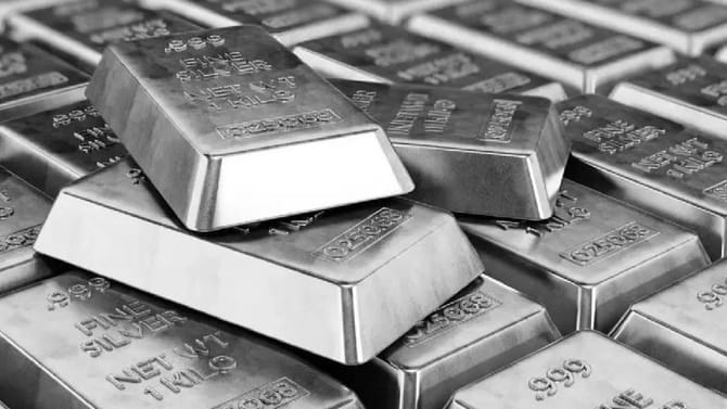एका झटक्यात चांदी 21 हजारांनी स्वस्त! चमत्कारच झाला; नवा भाव काय?