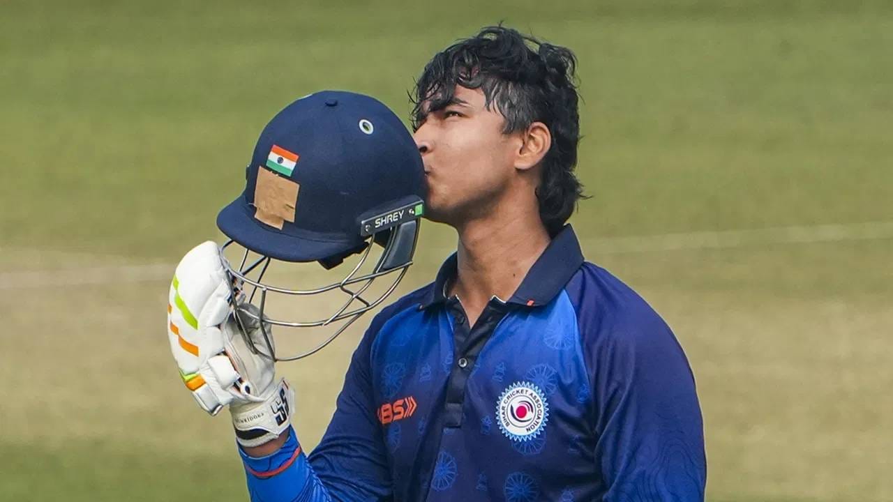 कोलकात्याच्या ईडन गार्डन्सवर वैभव सूर्यवंशीने 7 षटकार आणि 7 चौकारांच्या मदतीने 108 केल्या. त्याच्या या खेळीच्या जोरावर बिहारने 20 षटकात 176 धावा केल्या.   (Photo- PTI)