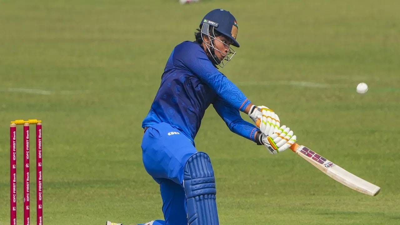 सय्यद मुश्ताक अली ट्रॉफी 2025 स्पर्धेत महाराष्ट्र आणि बिहार हे संघ आमनेसामने आले. या सामन्यात वैभव सूर्यवंशीने 61 चेंडूत नाबाद 108 धावांची खेळी केली. पण त्याची ही खेळी व्यर्थ गेली असंच म्हणावं लागेल. कारण महाराष्ट्राचा कर्णधार पृथ्वी शॉने त्याच्या शतकावर पाणी टाकलं. (Photo- PTI)