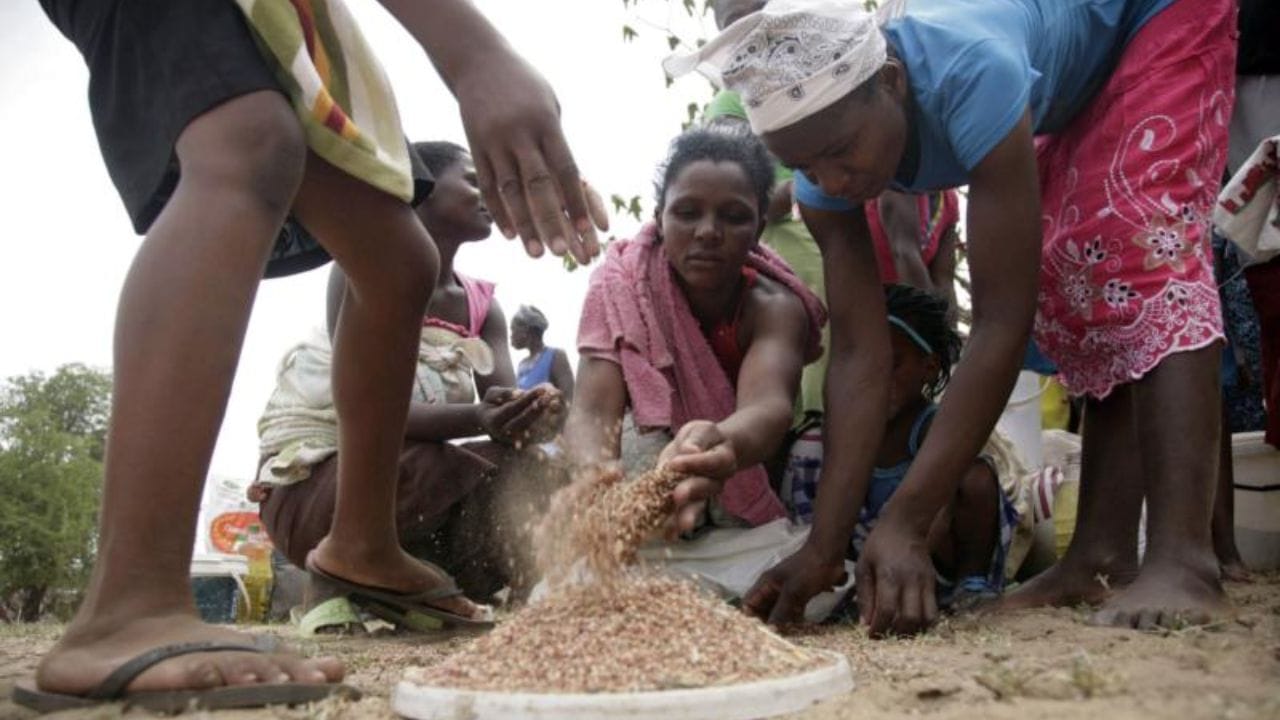 झिम्बाब्वे : Okun's Misery Index नुसार, झिम्बाब्वे हा जगातील सर्वात दुःखी देश आहे. या देशात प्रचंड महागाई आहे. वाढत्या बेरोजगारीमुळे लोक संकटात सापडलेले आहेत.