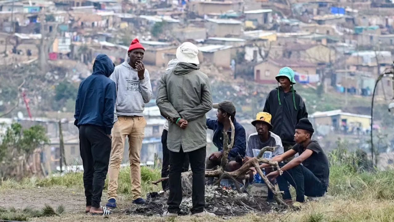 दक्षिण आफ्रिका : या यादीत दक्षिण आफ्रिका दुसऱ्या क्रमांकावर आहे. या देशात विक्रमी बेरोजगारी आहे. सतत वीजपुरवठा खंडित होत असतो. तसेच देशातील वाढती आर्थिक असमानता यामुळे जनता त्रस्त झाली आहे.