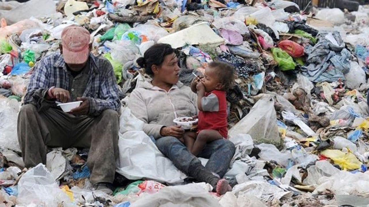 व्हेनेझुएला : व्हेनेझुएलाचाही या यादीत समावेश आहे. वेगाने वाढणारी महागाई, आर्थिक संकट आणि जीवनावश्यक वस्तूंच्या तीव्र टंचाईमुळे नागरिक त्रस्त आहेत.