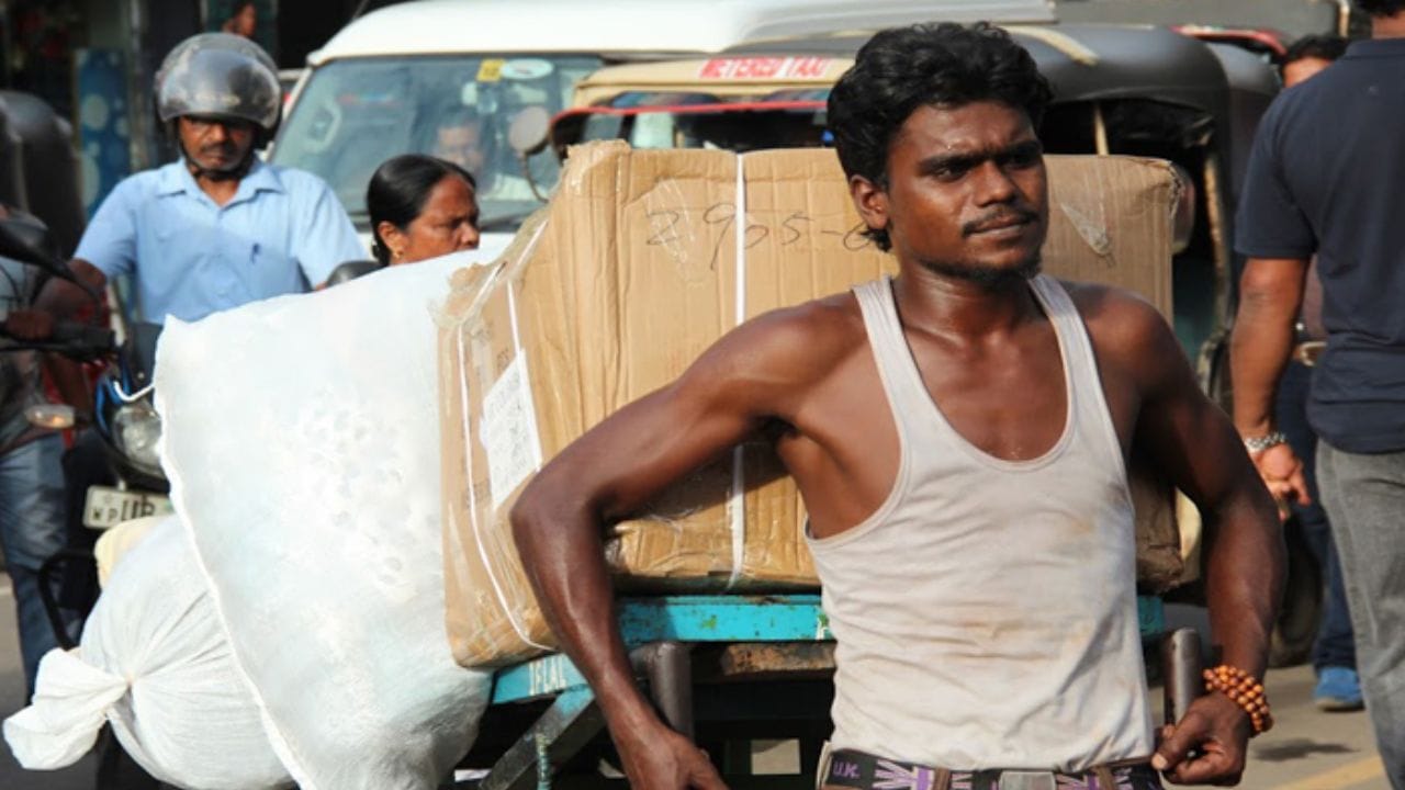 श्रीलंका : भारताच्या शेजारील श्रीलंका या देशाचाही या यादीत समावेश आहे. हा देश आर्थिक दिवाळखोरीतून पूर्णपणे सावरलेला नाही. या देशात महागाई, इंधन टंचाई आणि बेरोजगारी या समस्या आहेत.