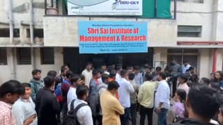 परीक्षा शुल्क भरूनही हॉल तिकीट नाही, विद्यार्थ्यांचा कॉलेजसमोर ठिय्या