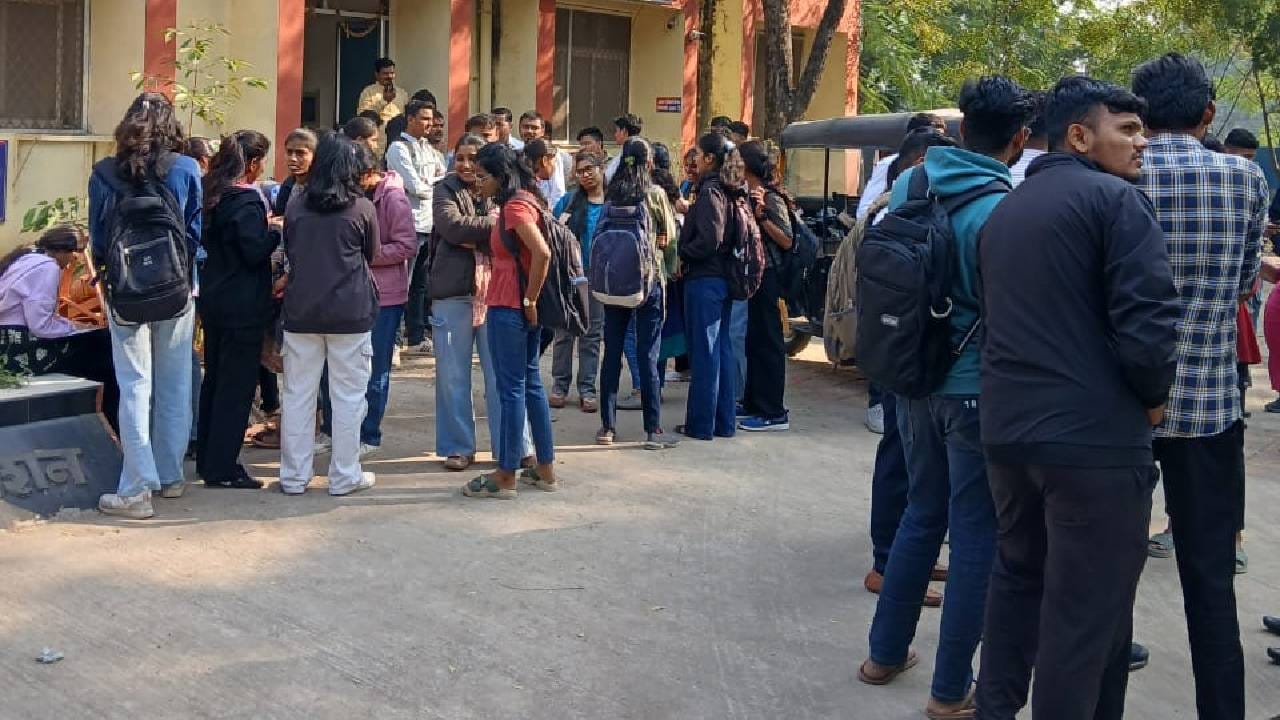 रात्री उशिरा हॉल तिकीट दिल्याचे विद्यापीठाने सांगितले पण मुलांना मिळाले नाही, परीक्षा कशी द्यायची असा प्रश्न विद्यार्थ्यांसमोर आहे. विद्यार्थ्यांकडून परीक्षा फी उकळून व्यवस्थापकांनी फोन, मोबाईल बंद केल्याचा आरोप विद्यार्थ्यांनी केला आहे. हॉल तिकीटसाठी कॉलेजच्या गेटवर सर्व विद्यार्थी गोळा झाले आहेत. तर काही विद्यार्थ्यांनी सिडको एमआयडीसी पोलीस ठाण्यात धाव घेतली आहे. 
