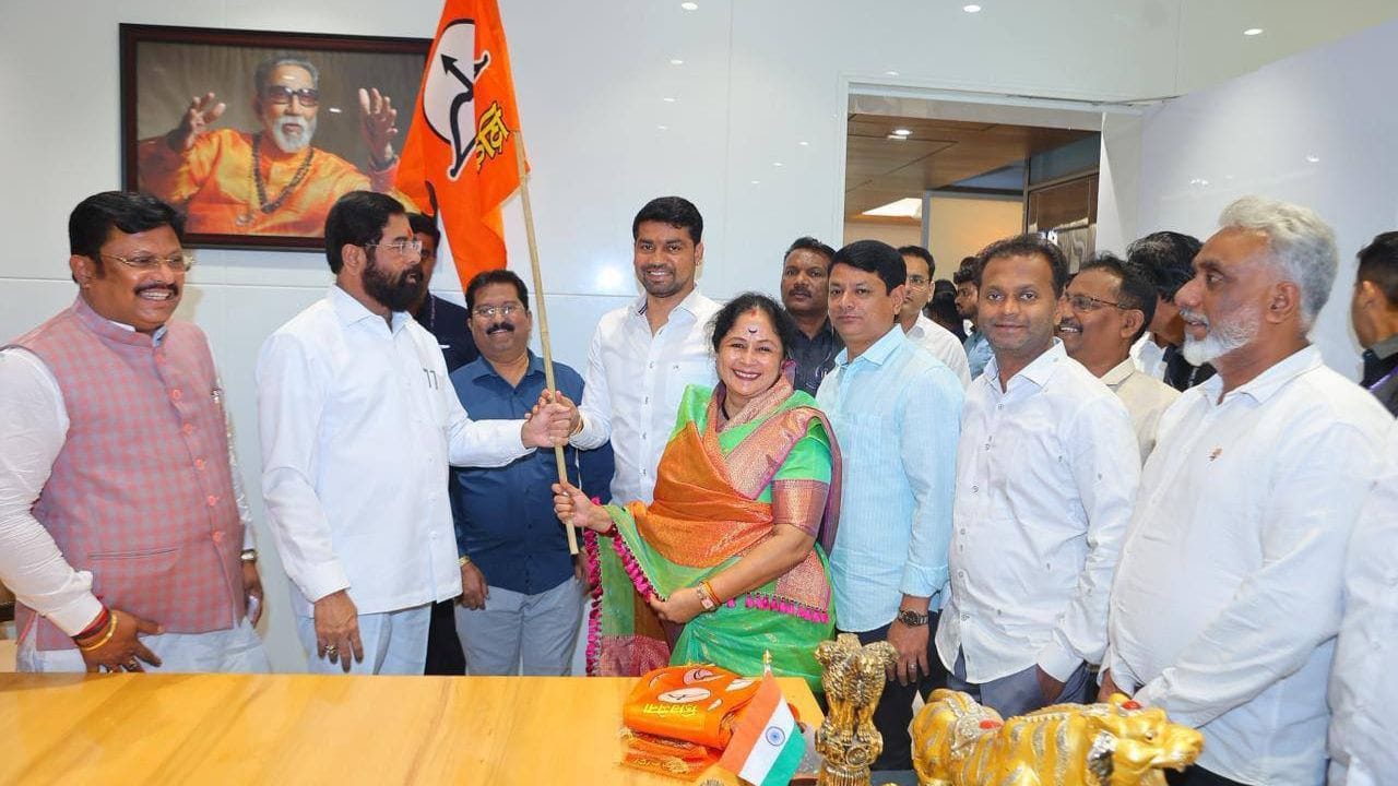 शिवसेनेचा काँग्रेसला सर्वात मोठा दणका, थेट माजी महापौर फोडला, राजकारणात खळबळ