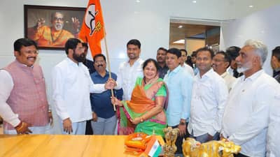 शिवसेनेचा काँग्रेसला सर्वात मोठा दणका, थेट माजी महापौर फोडला, राजकारणात खळबळ