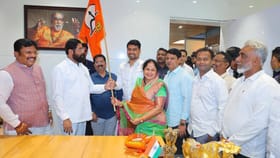 शिवसेनेचा काँग्रेसला सर्वात मोठा दणका, थेट माजी महापौर फोडला. शिवसेनेचा काँग्रेसला सर्वात मोठा दणका, थेट माजी महापौर फोडला.