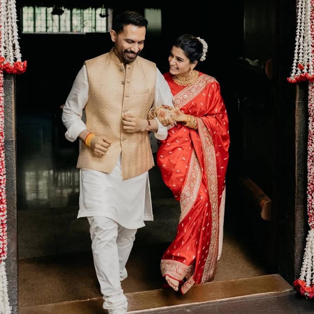 Samantha Ruth Prabhu Second Marriage : दक्षिणेतील प्रसिद्ध अभिनेत्री समांथा रुथ प्रभुने आज सर्वांनाच धक्का दिला. तिने राज निदिमोरुसोबत लग्न केलं. समांथाचं हे दुसरं लग्न आहे. मागच्या काही काळापासून राज आणि समांथा यांच्यात जवळीक वाढली होती. या जोडप्याने  सद्गुरुंच्या ईशा फाउंडेशनमध्ये लग्न केलं. 