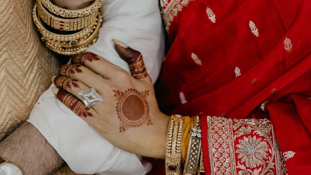 पुढे त्या म्हणाल्या, ही अत्यंत क्लिष्ट आणि वेळखाऊ प्रक्रिया आहे. पोर्ट्रेट-कट डायमंड हा अत्यंत पातळ आणि स्वच्छ-निवळलेला फ्लॅट डायमंड असतो, जो न तुटता अत्यंत काळजीपूर्वक कापला जातो. ही क्लिष्ट कला फक्त काही खास तज्ज्ञांकडेच असते, म्हणून असे डायमंड्स मोठ्या प्रमाणात बनवले जात नाहीत आणि सहसा फक्त कस्टम डिझाइनसाठीच तयार केले जातात.