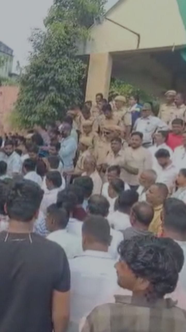 Video : मतदान वाढल्याचा आरोप करत शरद पवारांचे स्ट्राँग रूमबाहेर आंदोलन