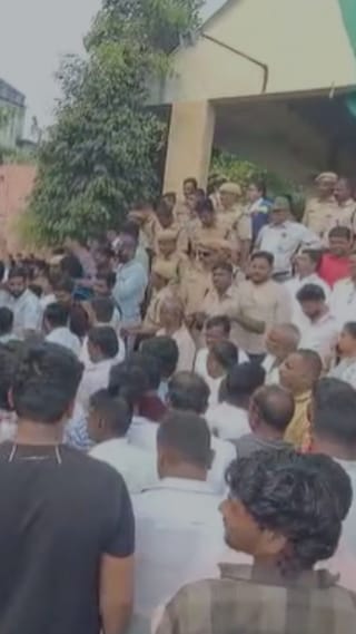 Video : मतदान वाढल्याचा आरोप करत शरद पवारांचे स्ट्राँग रूमबाहेर आंदोलन