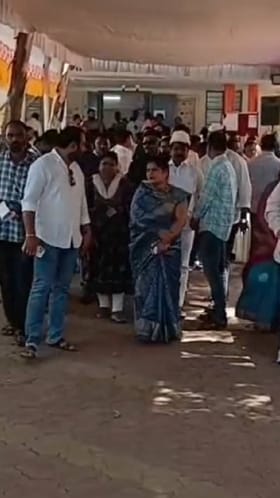 सांगली महापालिकेसाठी सर्वच पक्षांच्या उमेदवारांची अर्ज भरण्यासाठी उडाली झुंबड.