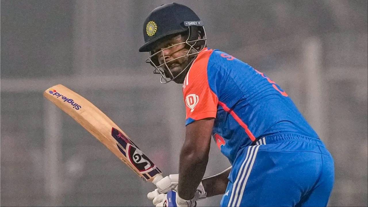 संजूने टी20 क्रिकेटमध्ये एकूण 8000 धावांचा टप्पाही ओलांडला. 319 टी20 सामने खेळणाऱ्या संजूने 303 डावांमध्ये 8 हजारपेक्षा जास्त धावा केल्या आहेत. संजूने या फॉरमॅटमध्ये 6 शतके आणि 51 अर्धशतके झळकावली आहेत. (फोटो- पीटीआय)