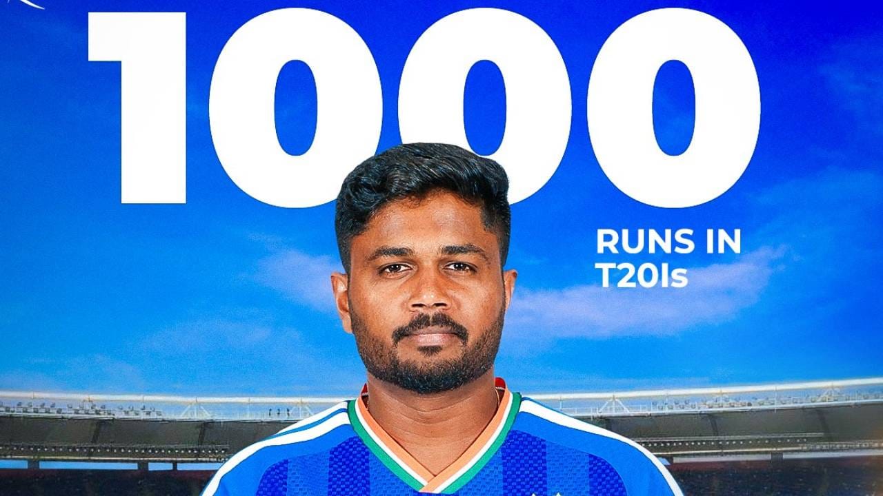 संजूने पहिल्याच चेंडूपासून आक्रमक खेळीला सुरुवात केली. त्याने 5 धावा काढल्यानंतर लगेचच आंतरराष्ट्रीय टी20 क्रिकेटमध्ये 1000 धावांचा टप्पा ओलांडला. यासह हा पराक्रम करणारा 14वा भारतीय खेळाडू बनला.  (फोटो- बीसीसीआय ट्वीटर) 