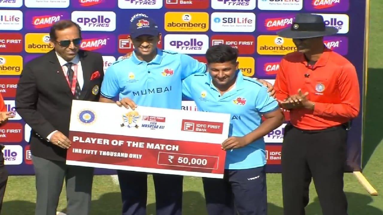 मॅन ऑफ द मॅच या पुरस्काराची बक्षिस रक्कम ही 50 हजार रुपये इतकी आहे. यशस्वीने सर्फराजसह ट्रॉफीसह ही रक्कमही शेअर केली. सर्फराजने या सामन्यात 64 धावा केल्या. (Photo Credit: Twitter/Jio Hotstar)