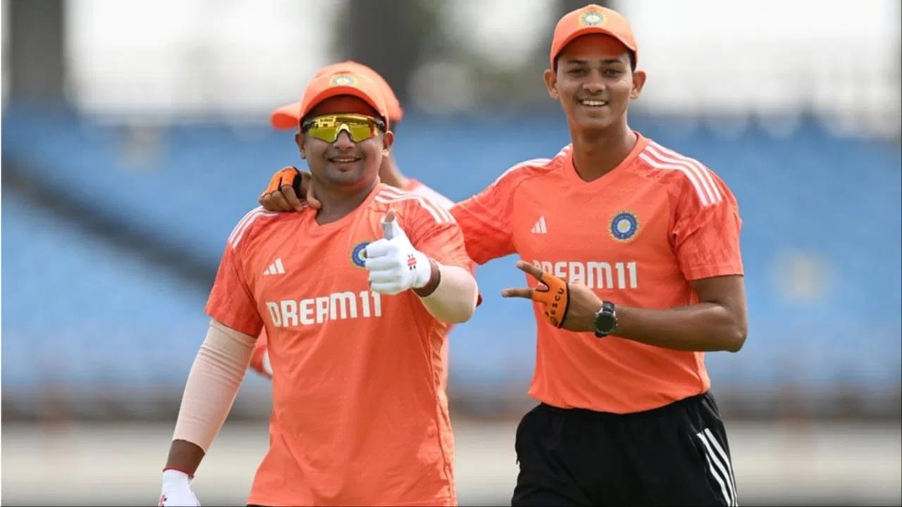 यशस्वी जैस्वाल याने विजयी धावांचा पाठलाग करताना सर्वाधिक आणि शतकी खेळी केली. यशस्वीला त्याच्या खेळीसाठी मॅन ऑफ द मॅच पुरस्काराने गौरवण्यात आलं. यशस्वीने यावेळेस दिलदारपणा दाखवला. यशस्वीने अर्धशतक करणाऱ्या सर्फराज खान याच्यासह ही ट्रॉफी शेअर केली. (Photo Credit: Twitter/Jio Hotstar)