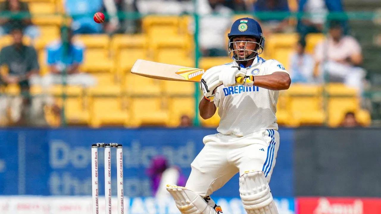 सरफराज खानने दक्षिण अफ्रिकेविरुद्धच्या टी20 मालिकेपूर्वी पुन्हा एकदा टीम इंडियाचं दार ठोठावलं आहे. खरं तर त्याला संघात स्थान मिळणं खूपच कठीण आहे. पण सरफराज खानने शतकी खेळी करून पुन्हा एकदा दावा ठोकला आहे.  (Photo- PTI)