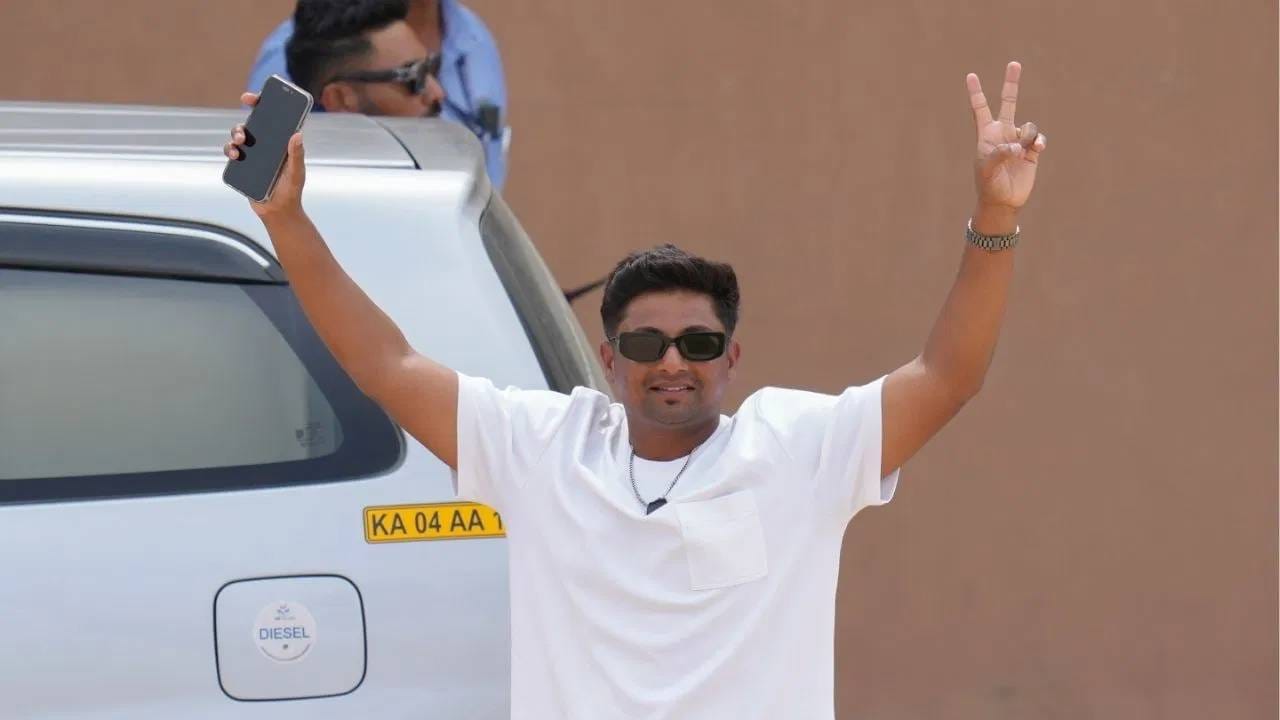 सरफराज खानने 2015 मध्ये आरसीबीकडून आयपीएलमध्ये पदार्पण केले. 2016 आणि 2018 च्या पर्वात आरसीबीकडूनही खेळला.2019 मध्ये पंजाब किंग्जने त्याला करारबद्ध केले. दोन वर्षे या फ्रेंचायझीकडून खेळा.2022 च्या लिलावात दिल्ली कॅपिटल्सने विकत घेतले. दोन वर्षे या फ्रेंचायझीकडून खेळला. (Photo: PTI)