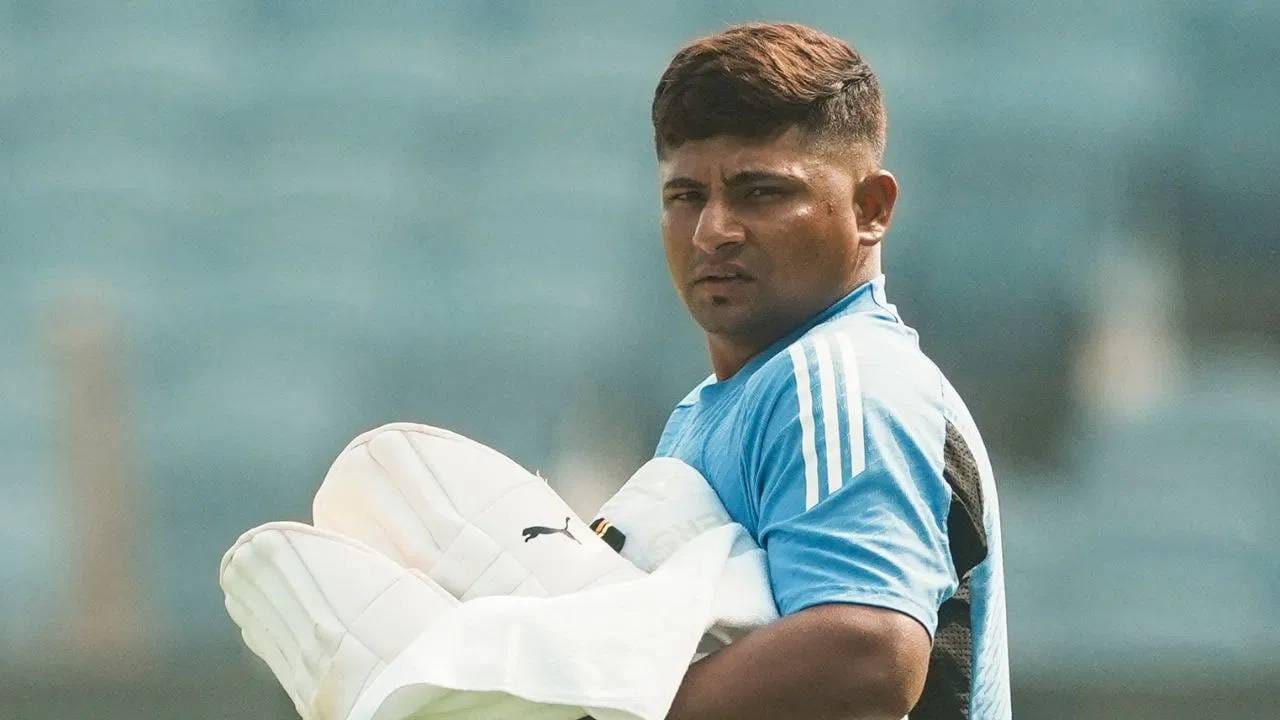 सरफराज खान आयपीएल 2026 स्पर्धेत चेन्नई सुपर किंग्सकडून खेळताना दिसणार आहे. खरं तर पहिल्या फेरीत त्याला घेण्यास कोणीही रूची दाखवली नाही. पण दुसऱ्या फेरीत त्याला 75 लाखांच्या बेस प्राईससह सीएसकेने घेतलं आहे. (Photo: PTI)